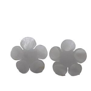 10/$25🦋 NWT Handcrafted White Shell Flower Stud Earrings from Hawaii